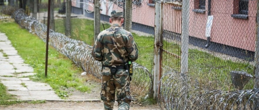 На литовской границе мигранты устроили бунт, пограничники применили слезоточивый газ