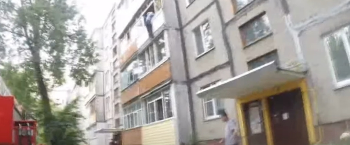 В Гомеле 79-летний мужчина выпал из окна, зацепился за балкон и висел до приезда спасателей
