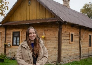 Девушка уехала из столицы в деревню в Березовском районе и нашла себе там дело — ремонтирует дом прадеда. И вот что у нее получилось