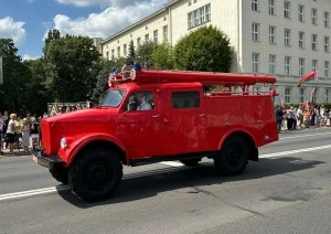 Торжественный марш подразделений Брестского областного управления МЧС по улице Ленина в Бресте