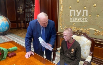 Александр Лукашенко наградил подростка, который на руках вынес своего брата из пожара. Мальчик впервые появился на фото после трагедии