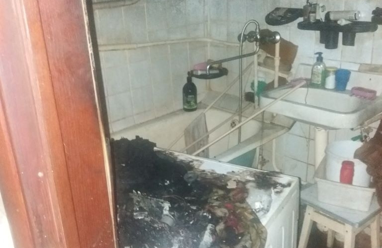 В Барановичах горела квартира. Сотрудники МЧС спасли мужчину, еще 2 женщин эвакуировали