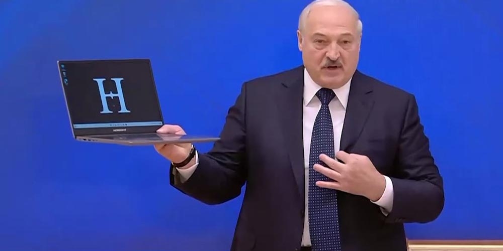 Лукашенко показал «первый компьютер, созданный в Беларуси»