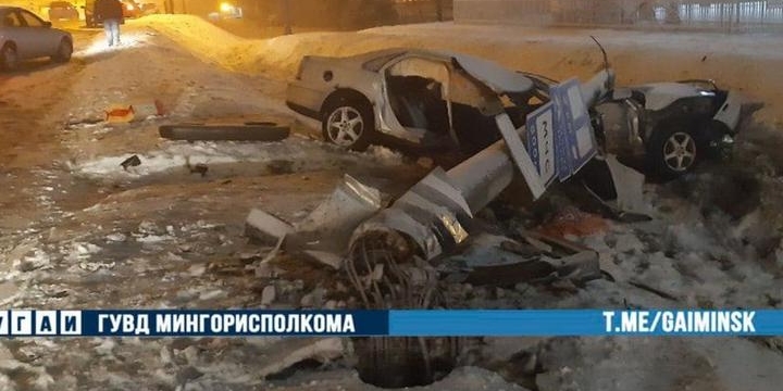 Вольво вылетел в кювет и врезался в столб - машину разорвало на части 