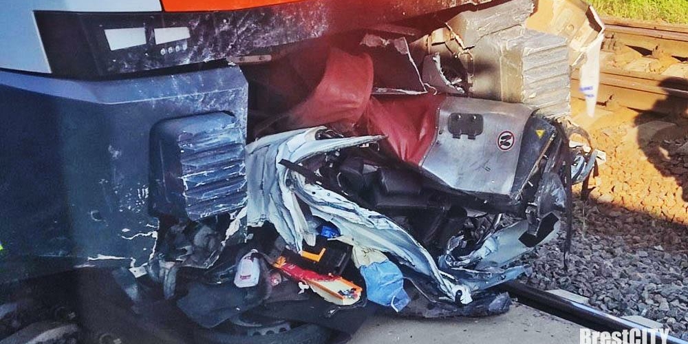 Страшная авария под Ивацевичами – поезд раздавил легковушку