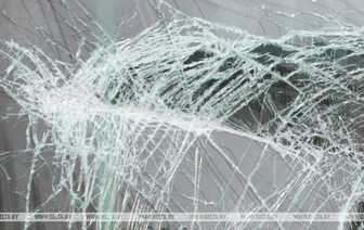 В Барановичах 23-летний парень запрыгнул на капот милицейской машины и разбил стекло