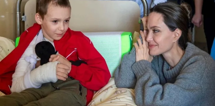 «Девочка не поняла, что камень был осколком бомбы» — Анджелина Джоли рассказала о визите в Украину