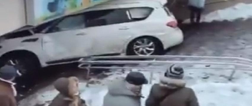 Внедорожник влетел в подземный переход в Минске. Видеофакт