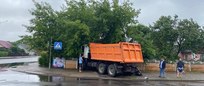 В Барановичах грузовик снес светофор и врезался в забор