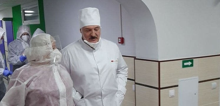 Лукашенко приехал в Столбцовскую районную больницу в маске. Но снова пренебрег правилами ее ношения. Фотофакт