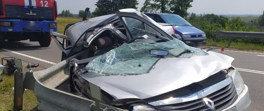 В Минске Renault разрезало на части дорожным ограждением