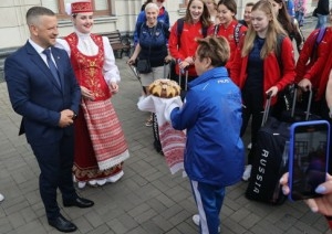 «Приятно до слез». Сборную России по плаванию душевно встретили в Бресте