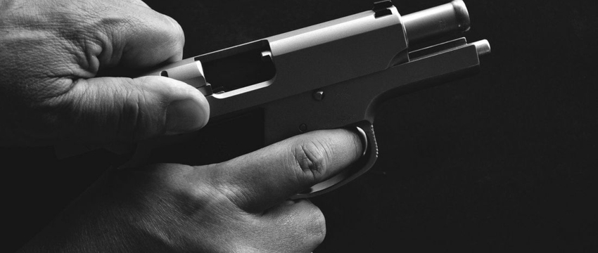 Житель Барановичей угрожал мужчине пистолетом из-за места на парковке 
