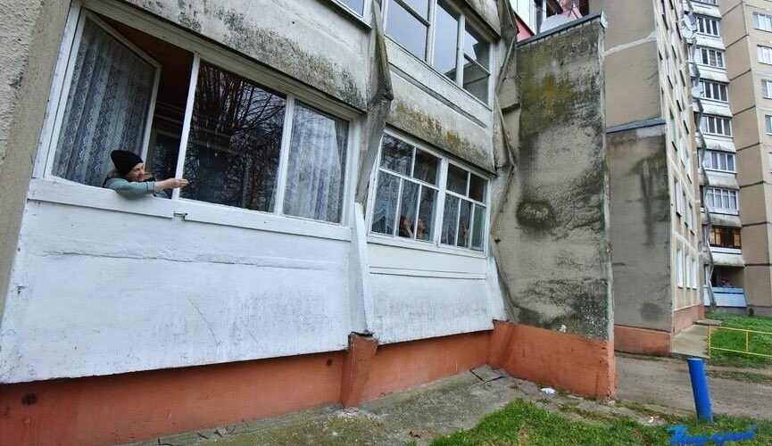 Жительницы дома в Барановичах уже второй год не могут спокойно спать из-за женского лица на стене