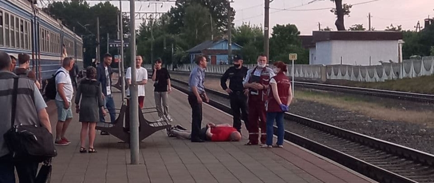 «Зашел в вагон с хлещущей из раны кровью». В электричке Минск-Барановичи мужчину ударили в живот ножом
