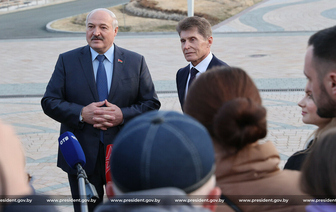 «Мы с Путиным не настолько глупы» — Лукашенко рассказал, кто будет учится у него «отстраивать единство государств»