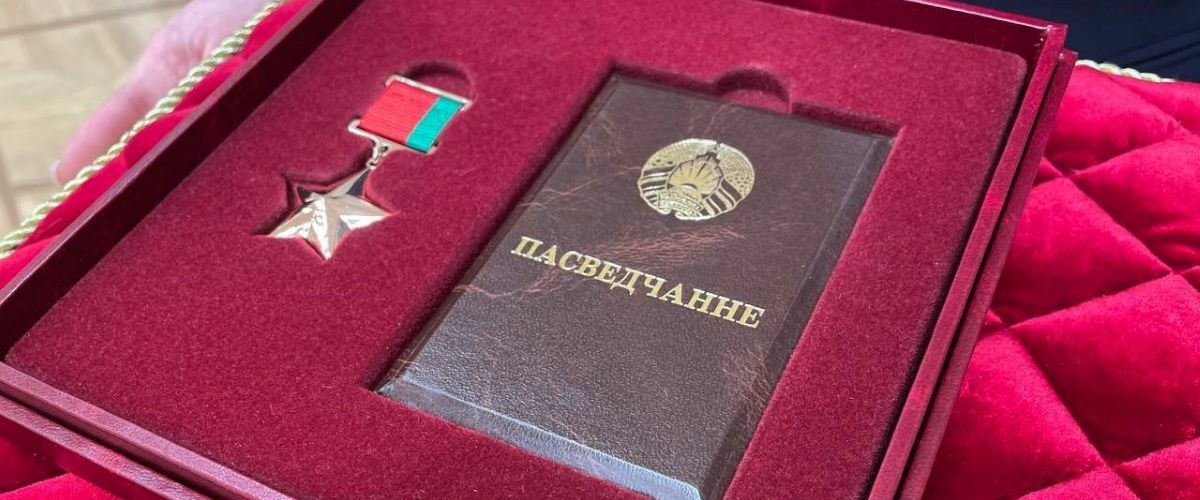 Семьям погибших в Барановичах летчиков вручили награды в Минске