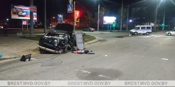 В Бресте пьяный водитель на BMW влетел в разделительное ограждение – один человек погиб, еще один в больнице