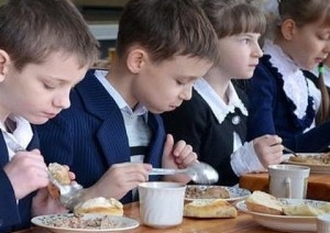 Стало известно, сколько будет стоить питание для детей в школах и садах