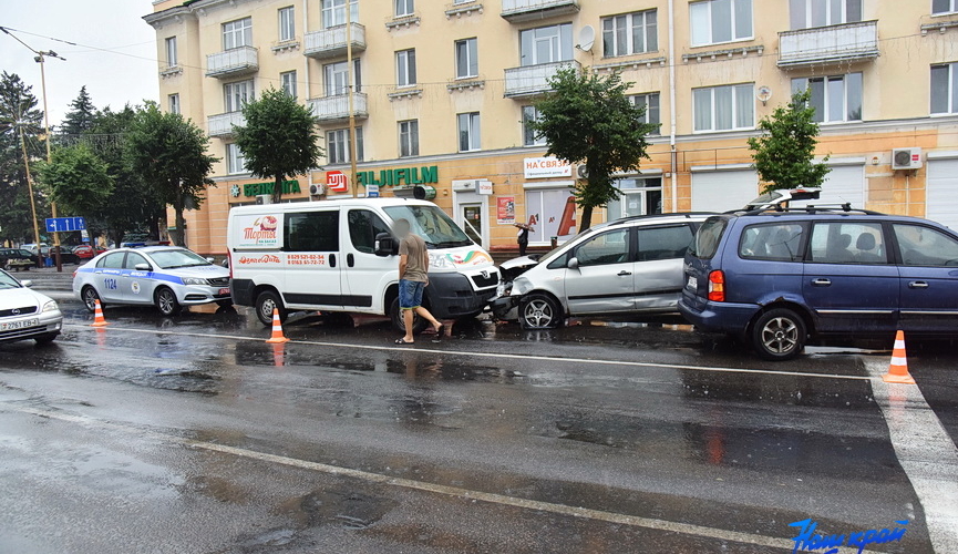 В центре Барановичей столкнулись сразу три автомобиля