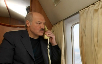 Лукашенко показал телефон в своем кабинете. А какие телефоны у первых лиц других государств?