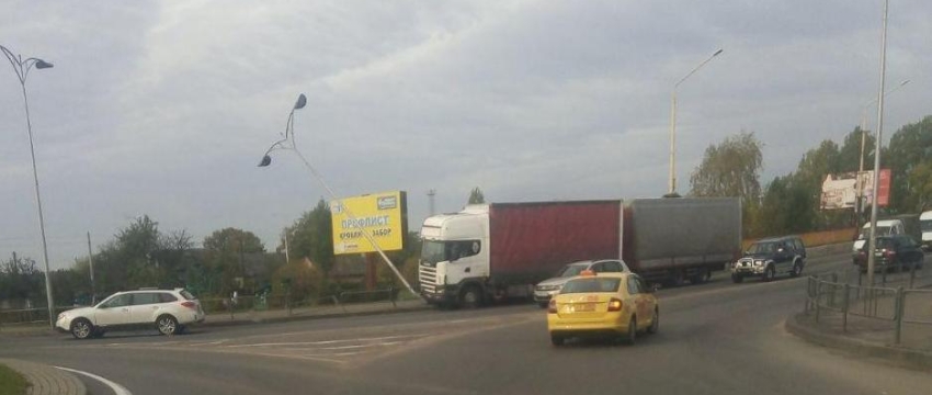 В центре Барановичей фура вылетела на тротуар и врезалась в фонарный столб. Фотофакт