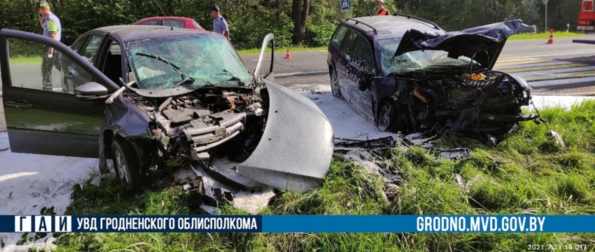Страшная авария в Зельвенском районе - лоб в лоб столкнулись VW и Lada