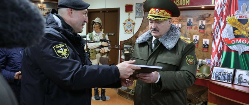 Омоновцы вручили Лукашенко черный берет «за особые заслуги»