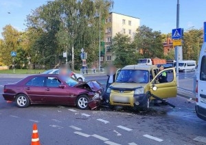 Mercedes и Peugeot столкнулись сегодня на ул. Брестских Дивизий в Бресте. Кто виноват?