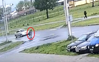 На видео попал момент, как «Опель» сбил двух детей на пешеходном переходе в Мозыре