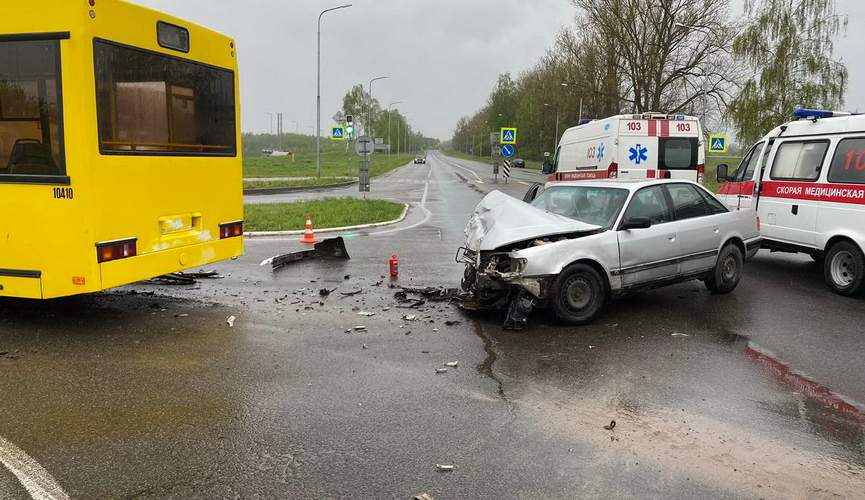 Страшная авария в Барановичах: легковушка влетела в автобус – погибла 70-летняя женщина-пассажир