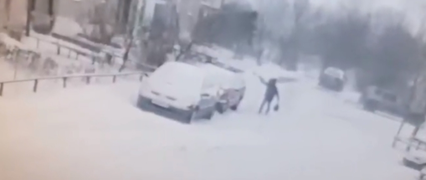 Барановичская милиция разыскивает подростка, который бросил кирпич в автомобиль