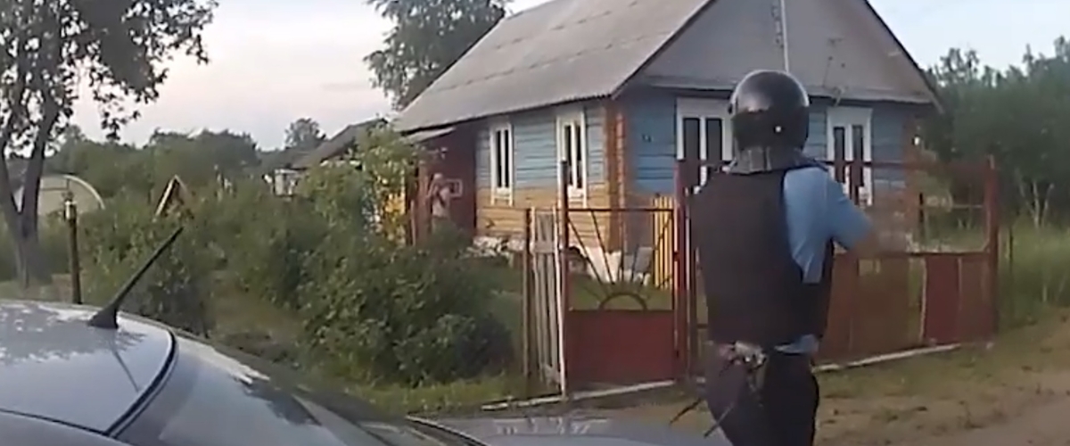 В Кореличском районе мужчина пытался убить свою бабушку и стрелял в милиционеров. Видео