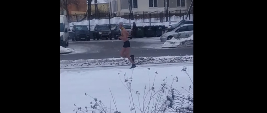 Человек в трусах, кроссовках и шапке бегал по морозному Борисову. Видеофакт