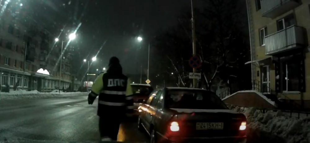 Пьяного 19-летнего бесправника задержали в Барановичах. Видеофакт