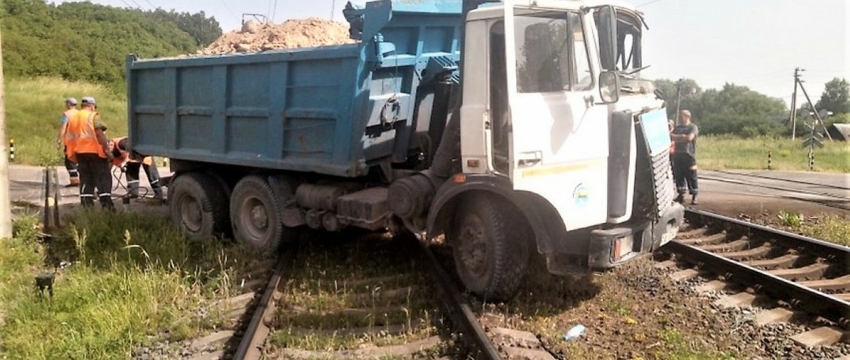 Грузовик МАЗ на железнодорожном переезде влетел в электричку в Молодечненском районе