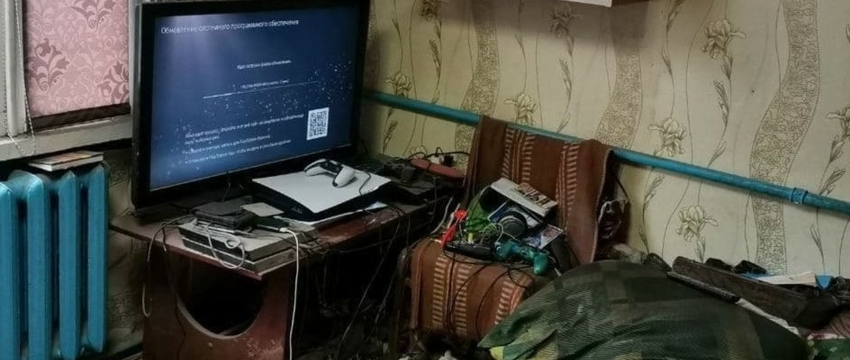 По рунету разошлись фото PlayStation 5 в обветшалой комнате в Барановичах. Какая история стоит за этим снимком
