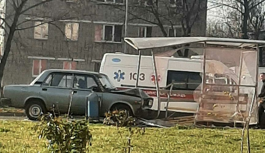 В Барановичах пьяная водитель везла ребенка в поликлинику и протаранила остановку