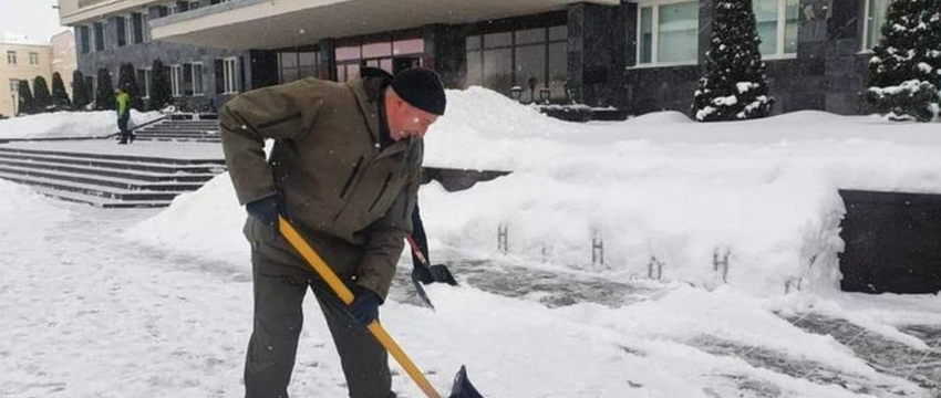 Караев и Караник с лопатами вышли на улицы Гродно чистить снег. Фотофакт