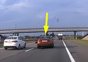 Водитель Volvo решил сыграть в очень опасные «шашечки» на М1 в Брестской области