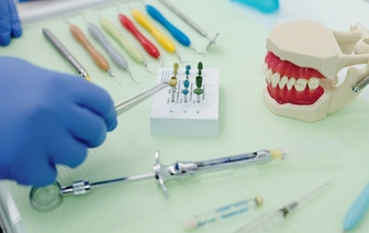 Особенности и преимущества имплантации зубов под седацией