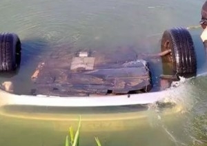 Забыл поставить на ручник. Автомобиль рыбака ушел под воду