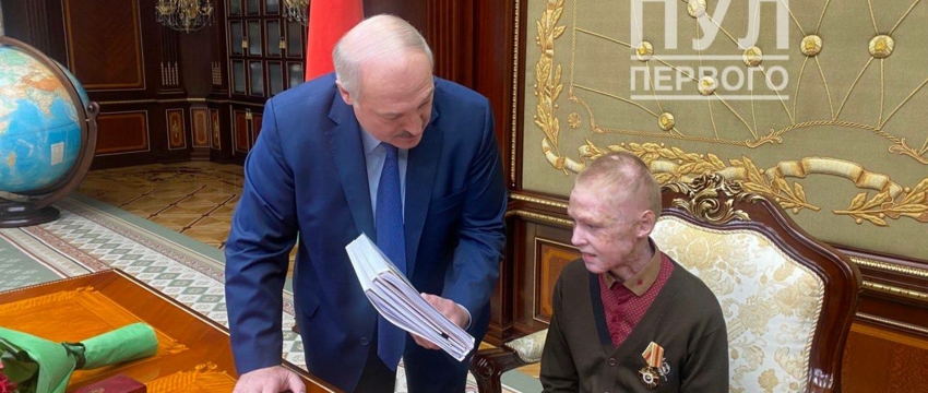 Александр Лукашенко наградил подростка, который на руках вынес своего брата из пожара. Мальчик впервые появился на фото после трагедии