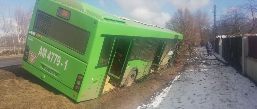 В Пинске рейсовый автобус с пассажирами съехал в кювет. Водителю стало плохо 