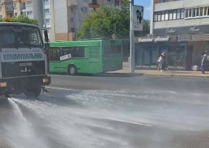 На улицах города охлаждают раскалённый асфальт. Видеофакт