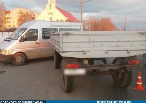 ДТП в Бресте: прицеп врезался в припаркованный автомобиль