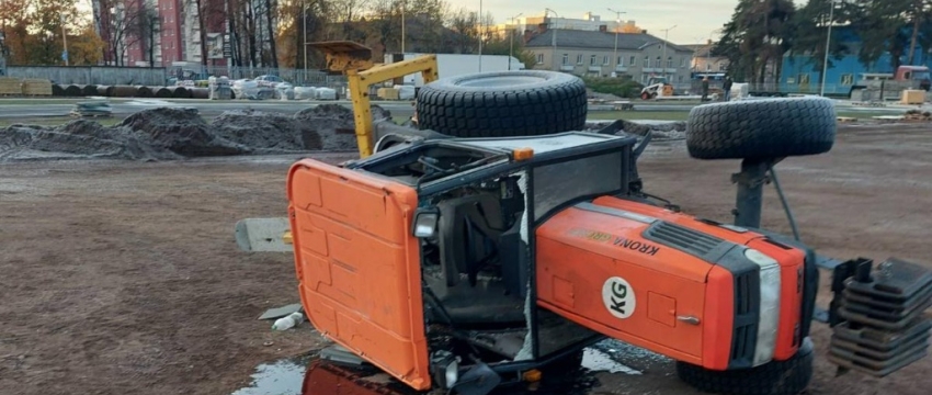 В Барановичах неизвестные разгромили стадион: перевернули погрузчик и повредили травяное покрытие