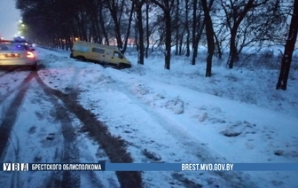 В Барановичах микроавтобус при заносе сбил велосипедиста