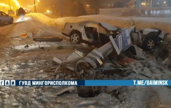Вольво вылетел в кювет и врезался в столб - машину разорвало на части 