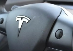 Владелец трехлетней Tesla в раздумьях: заменить батарею за $12 000 или продать машину за $16 000